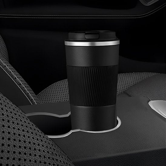 Gourde isotherme dans le porte verre dans la voiture