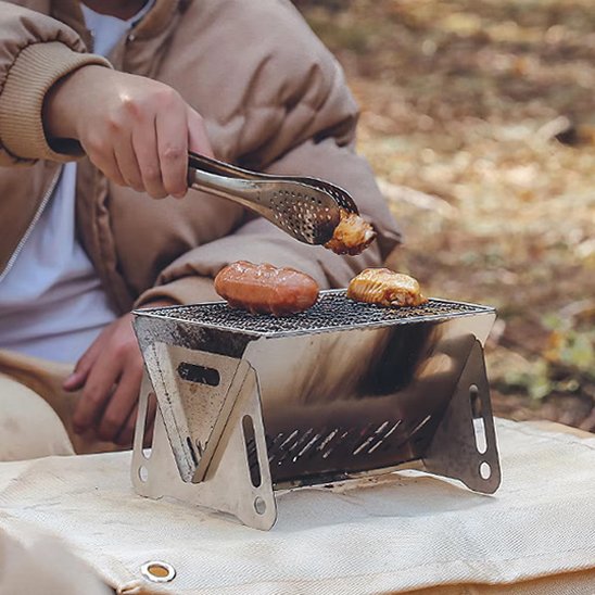 Barbecue portable personne faisant cuisson en plein air
