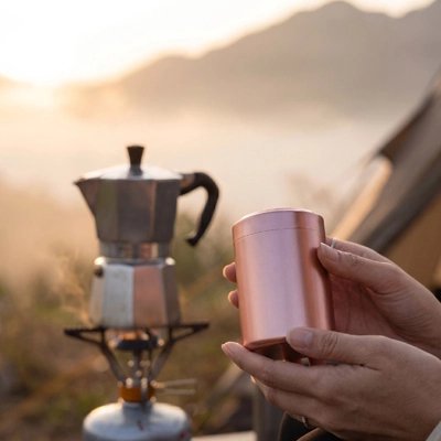 Boite a café avec cafetière sur le bord de l'eau en plein air