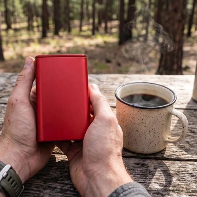 Boite a café avec personne refermant avec tasse