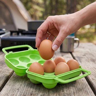 Boite à oeufs petit vert sur une table extérieur