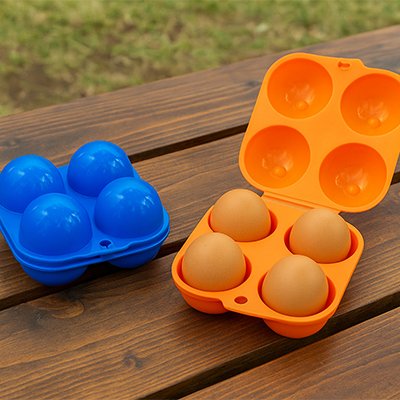 Boite à œufs orange et bleu sur table a pique nique