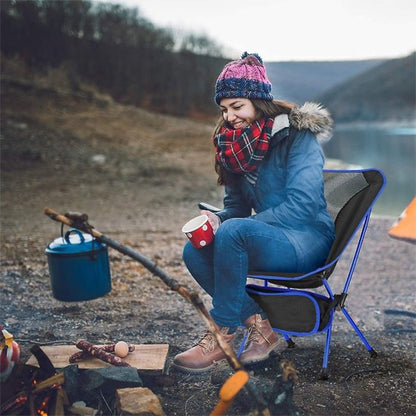 Chaise de camping avec personne qui attend son café