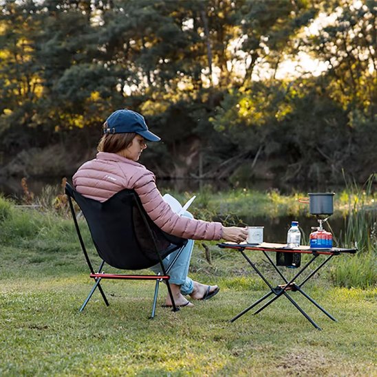 Chaise de camping dossier court personne qui prend son café
