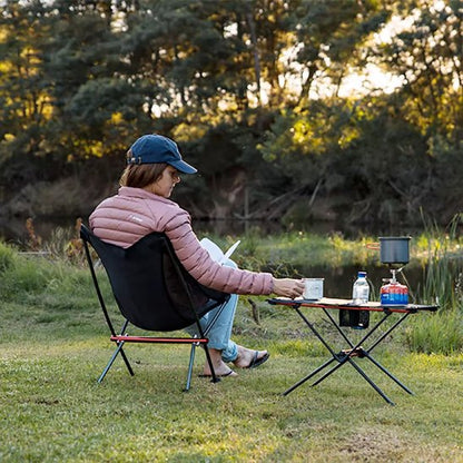 Chaise de camping dossier court personne qui prend son café