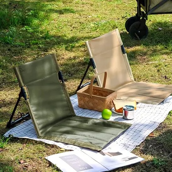 Chaise de camping  installé a l'ombre sur pelouse