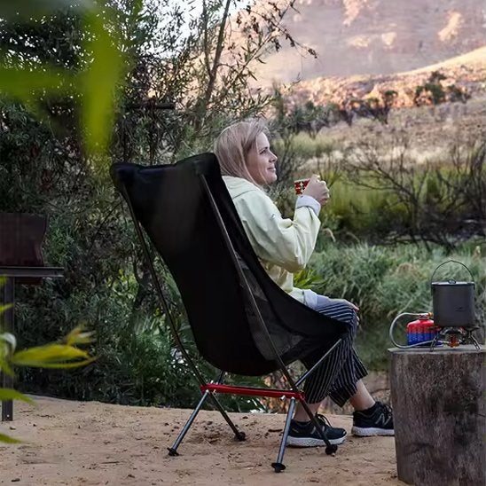 Chaise de camping personne assis regardant la bnature