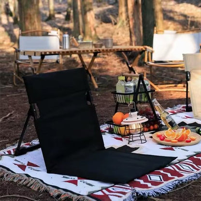 Chaise de camping sur couverture dans la foret pour un pique nique