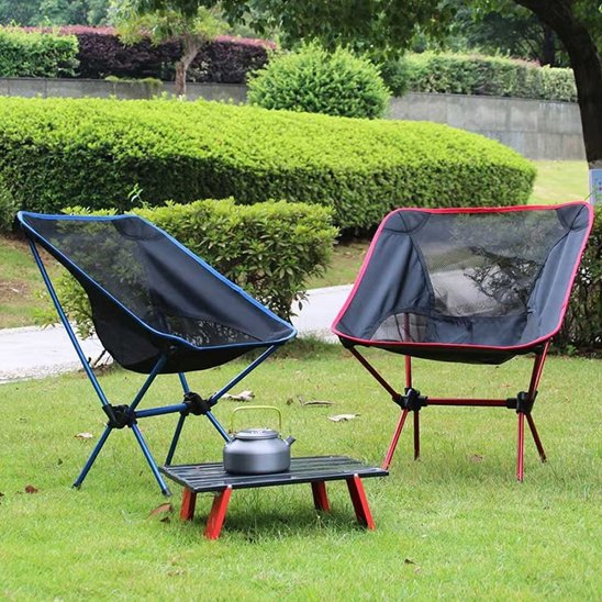 Chaise de camping sur gazon avec table 