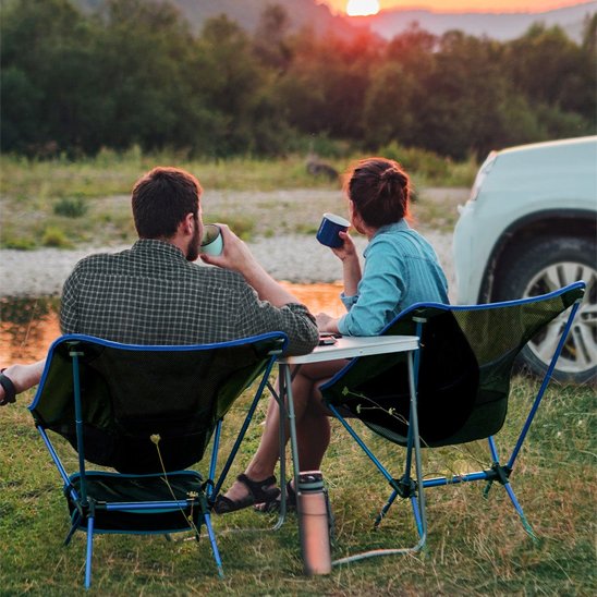 Chaise de camping sur le bord de la rivière