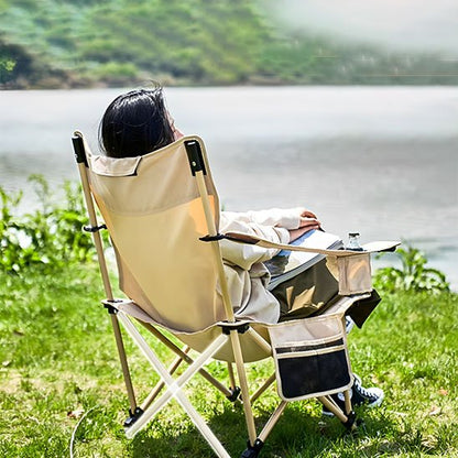 Chaise de camping sur le bord d'un lac en plein air