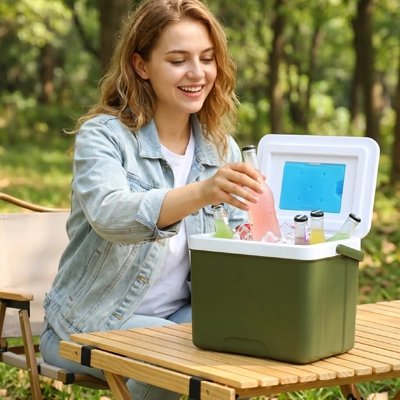 Glacière avec boisson et glace sur table