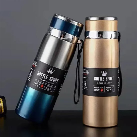 Gourde isotherme 2 bouteille sur le comptoir