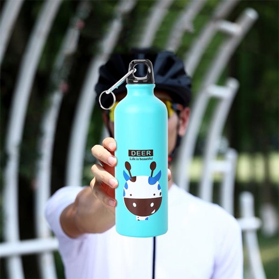 Gourde isotherme 500ml personne qui tien une bouteille