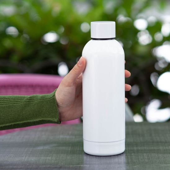 Gourde isotherme Blanc sur table extérieur