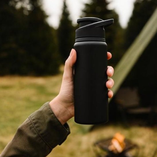 Gourde isotherme Bouteille noir tenue par un homme
