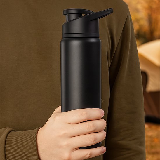 Gourde isotherme Bouteille noir tenue par une main