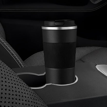 Gourde isotherme dans le porte verre dans la voiture