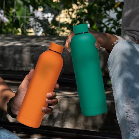Gourde isotherme deux personnes qui cogne les bouteilles Jaune et Vert