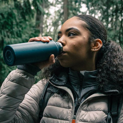 Gourde isotherme Femme qui Boie avec la bouteille noir