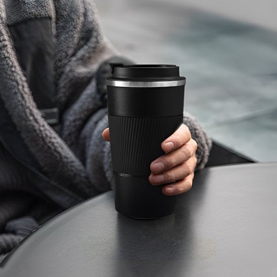 Gourde isotherme noir sur table