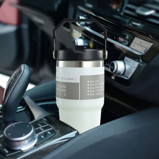 Gourde isotherme qui se tien dans son emplacement rn voiture
