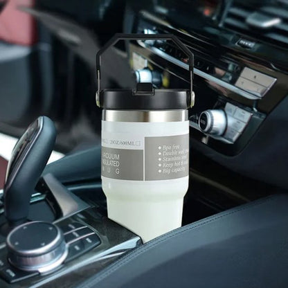 Gourde isotherme qui se tien dans son emplacement rn voiture
