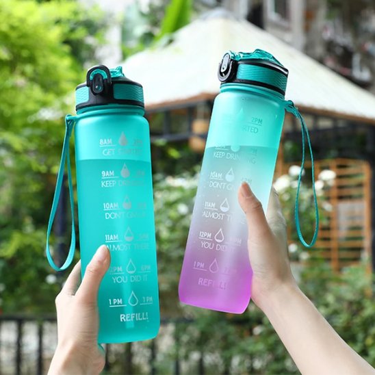Gourde plastique 2 bouteille avec écriture vert et bleu