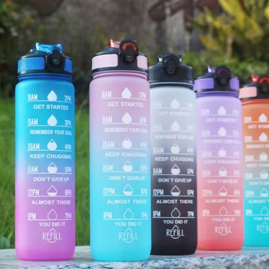 Gourde plastique bouteille sur table avec différente couleur