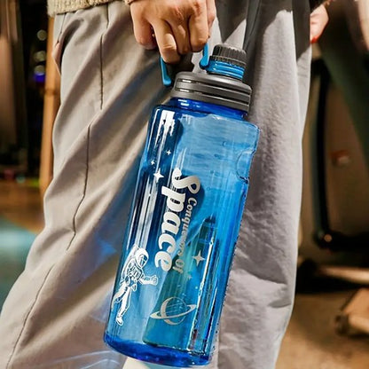 Gourde plastique personne transportant bouteille bleu