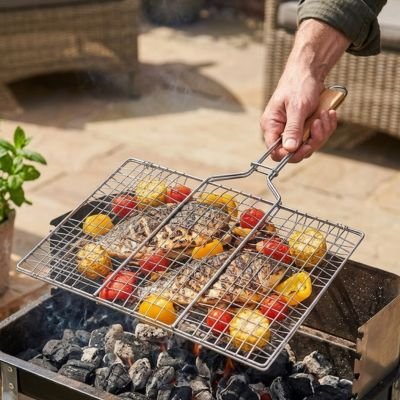 Grille pour barbecue personne qui prépare la cuisson