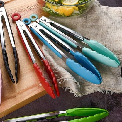 Pince à barbecue de différente couleur sur table