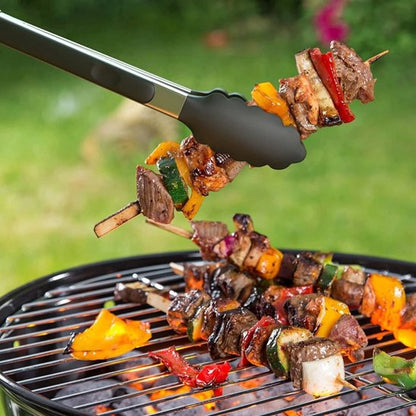 Pince à barbecue noir retournant une brochette