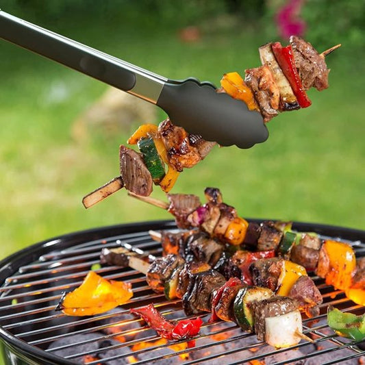 Pince à barbecue noir retournant une brochette