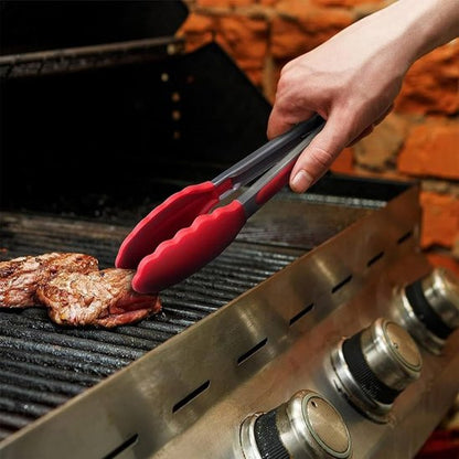 Pince à barbecue rouge avec une personne qui retourne des grillades