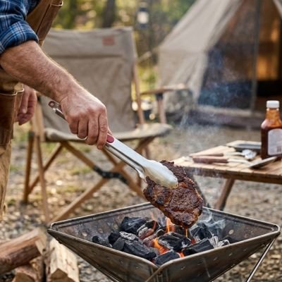 Pince barbecue homme fait cuisson sur charbon