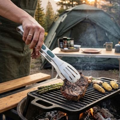Pince barbecue personne qui de la viande en camping