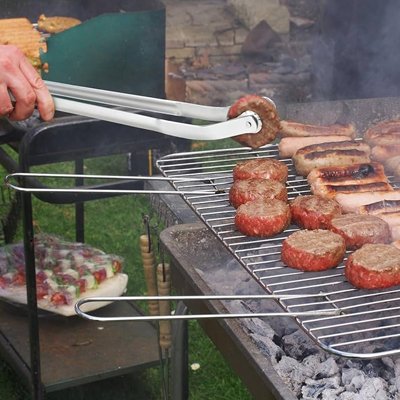 Pince barbecue personne qui tourne les boulettes