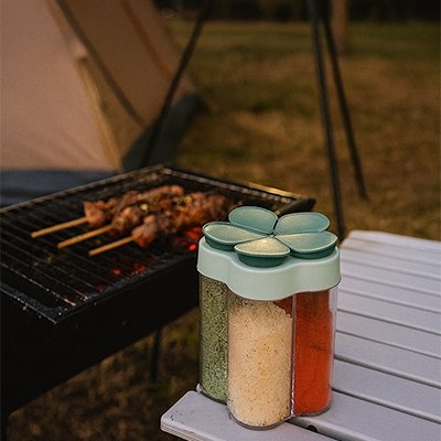 Pot a epice sur table proche d'un barbecue