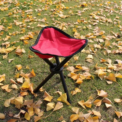 Tabouret pliable a l'automne dans les feuilles