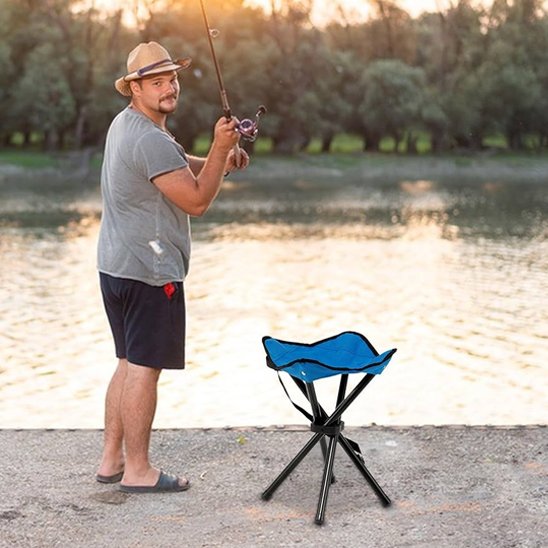Tabouret pliable accompagné d'une personne que est entrain de pêché 