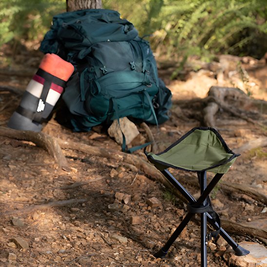 Tabouret pliable dans une randonnée dans le bois