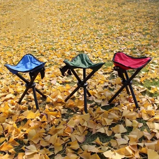 Tabouret pliable les 3 dans un amat de feuille