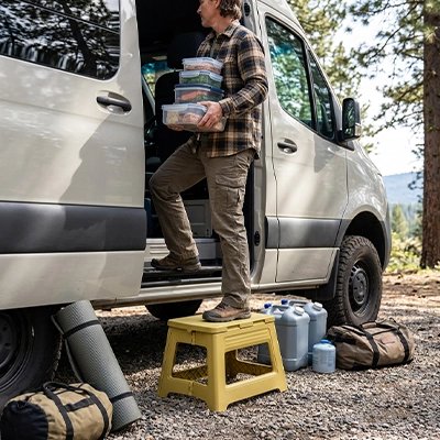 Tabouret pliable qui sert aussi de marche pour véhicule élevé
